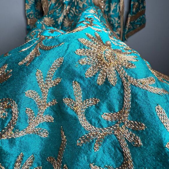 Two piece satin embroidered baroque pattern duster and slip dress - Picture 6 of 14